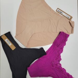 (SKIMS)3 panties for $32 new with tag, Size:M,. SKIMS-Style 026
